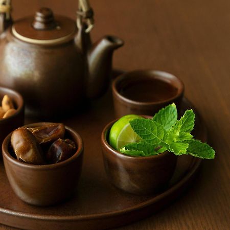 Al Bustan Palace, A Ritz-Carlton Hotel Маскат Екстериор снимка A Japanese tea set