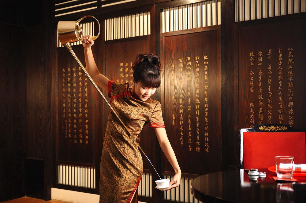 Al Bustan Palace, A Ritz-Carlton Hotel Маскат Екстериор снимка A geisha in a restaurant