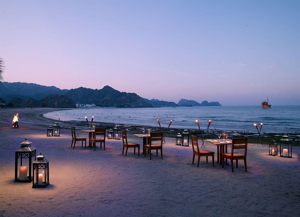 Al Bustan Palace, A Ritz-Carlton Hotel Маскат Екстериор снимка Beachfront dining at The Shore