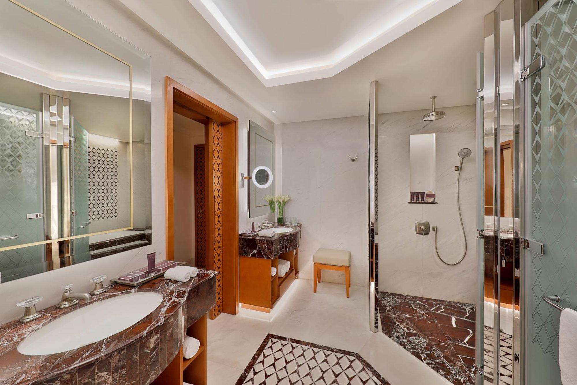 Al Bustan Palace, A Ritz-Carlton Hotel Маскат Екстериор снимка Bathroom