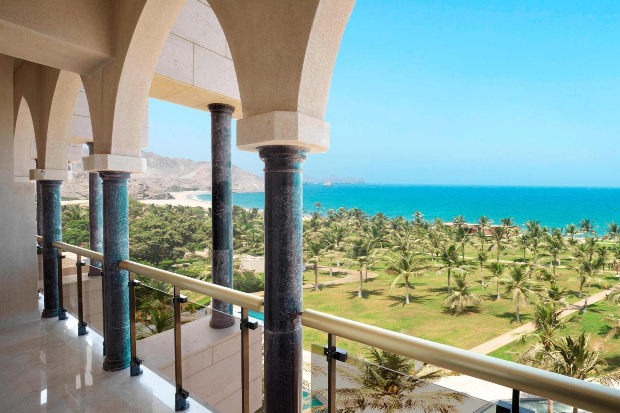 Al Bustan Palace, A Ritz-Carlton Hotel Маскат Екстериор снимка View of the beach from the hotel