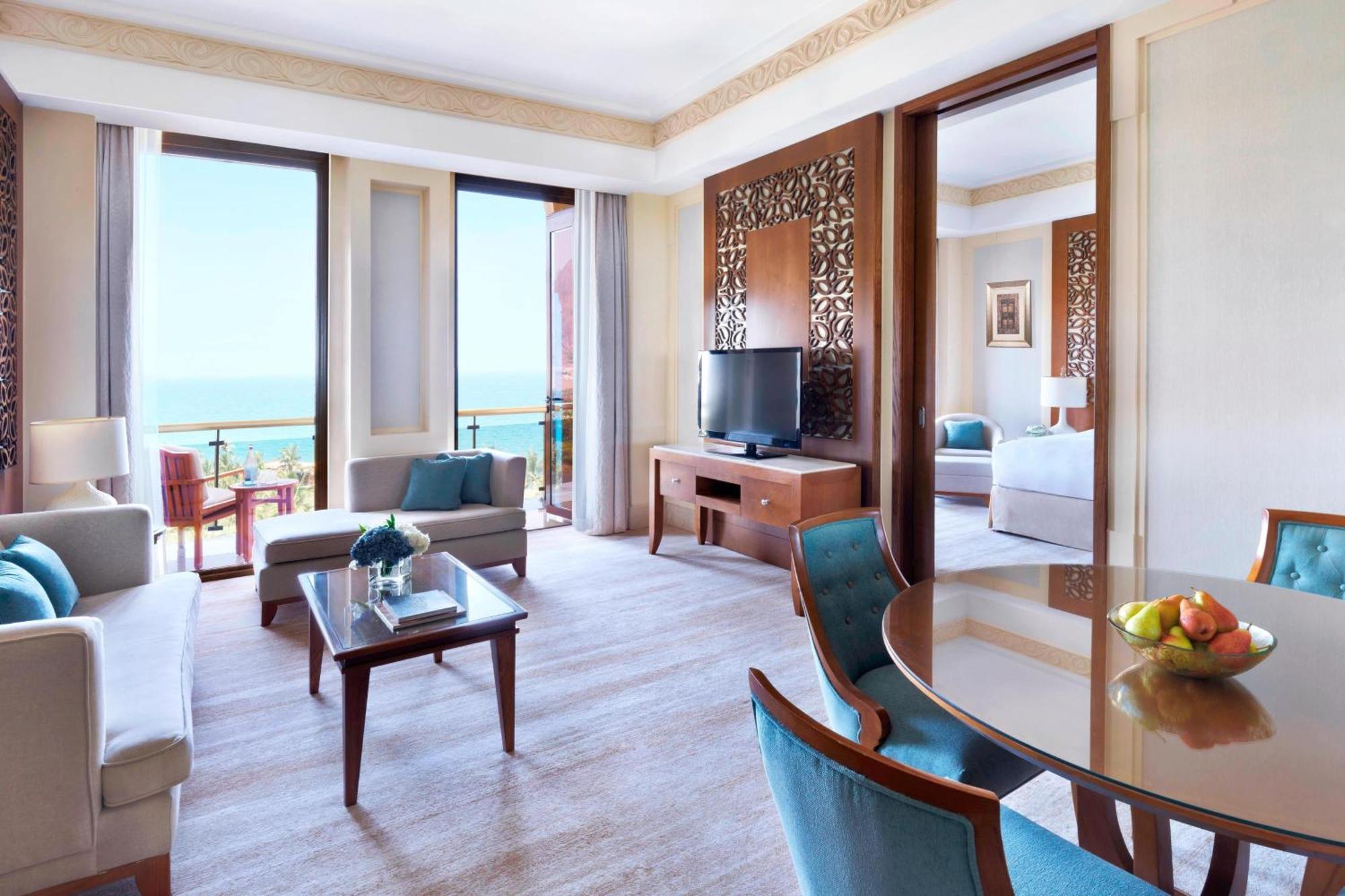 Al Bustan Palace, A Ritz-Carlton Hotel Маскат Екстериор снимка A suite at the Jumeirah Atlantis