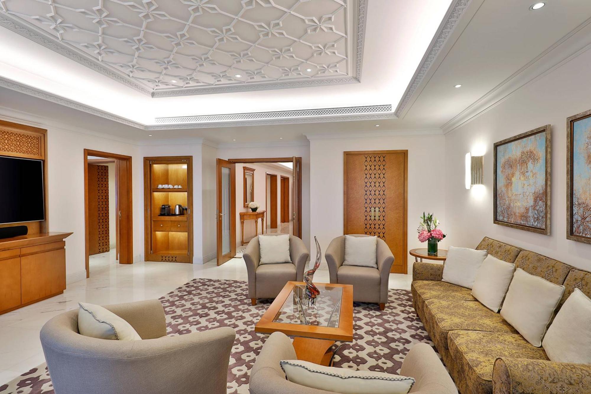 Al Bustan Palace, A Ritz-Carlton Hotel Маскат Екстериор снимка A suite at the Jumeirah Emirates Towers Hotel