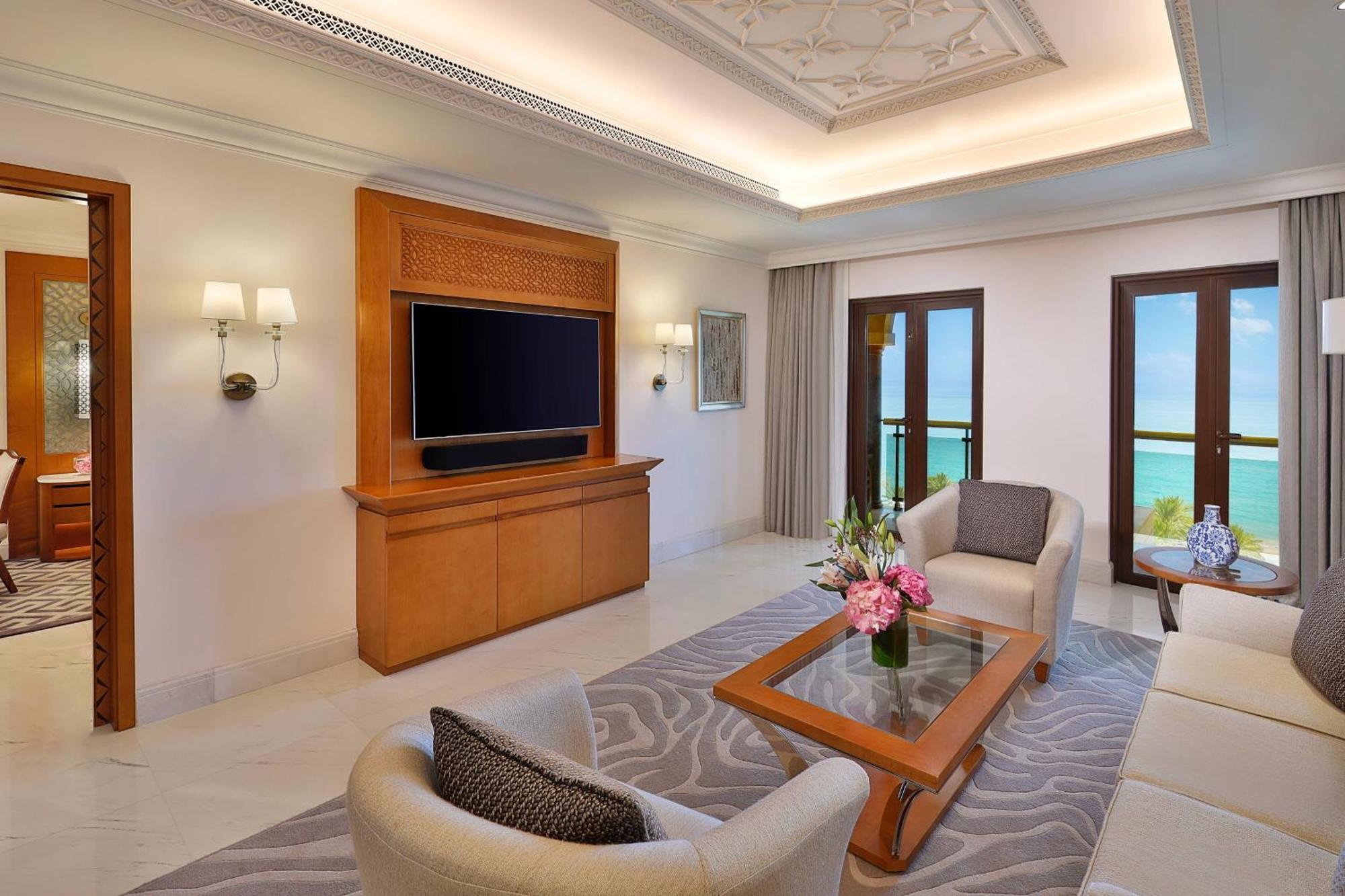 Al Bustan Palace, A Ritz-Carlton Hotel Маскат Екстериор снимка Living room of a suite