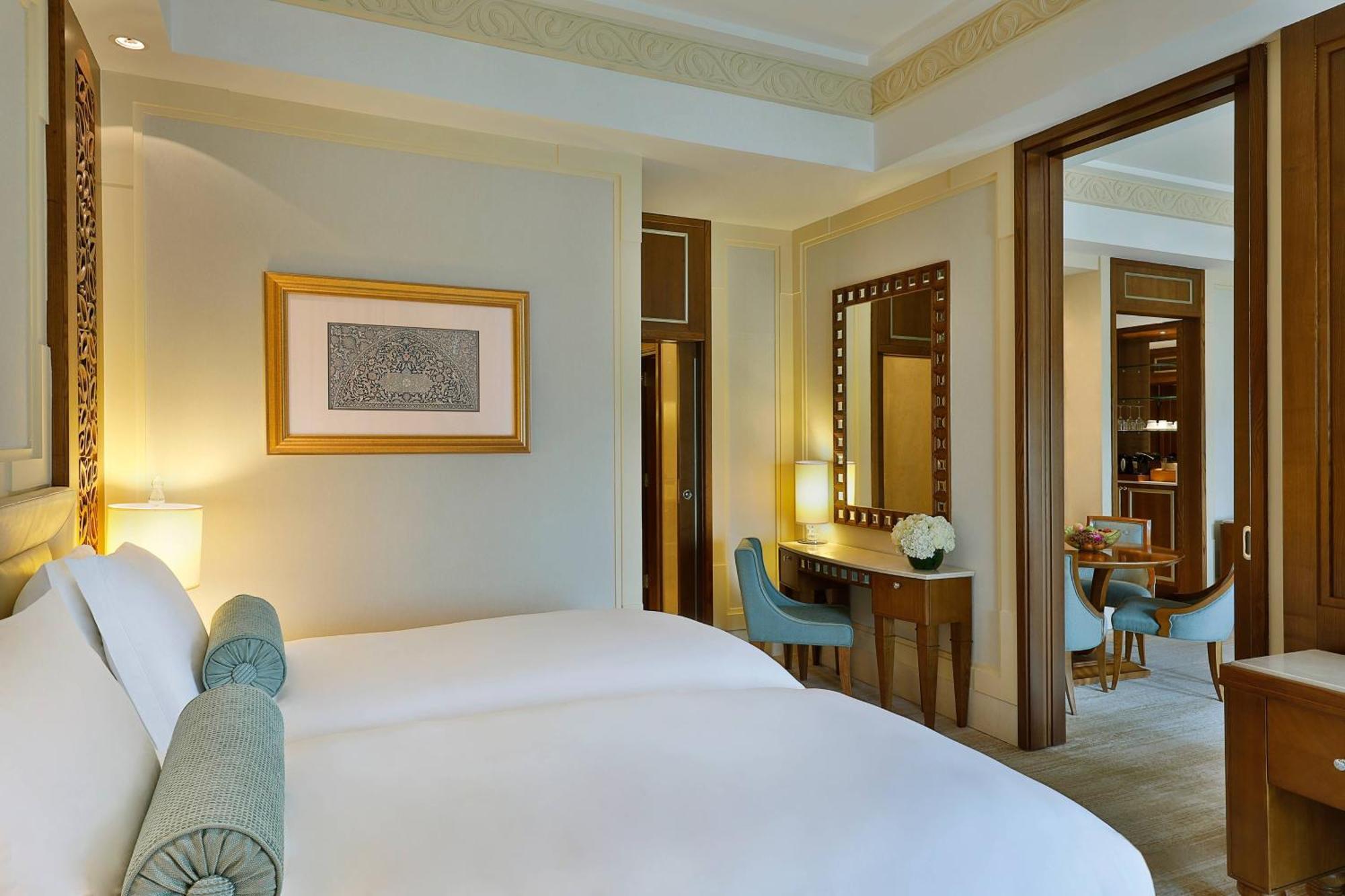 Al Bustan Palace, A Ritz-Carlton Hotel Маскат Екстериор снимка A bedroom at the Jumeirah Emirates Towers Hotel