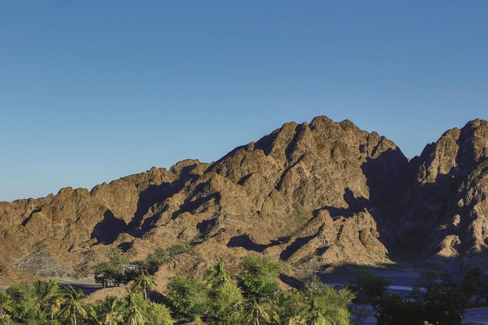 Al Bustan Palace, A Ritz-Carlton Hotel Маскат Екстериор снимка The Superstition Mountains
