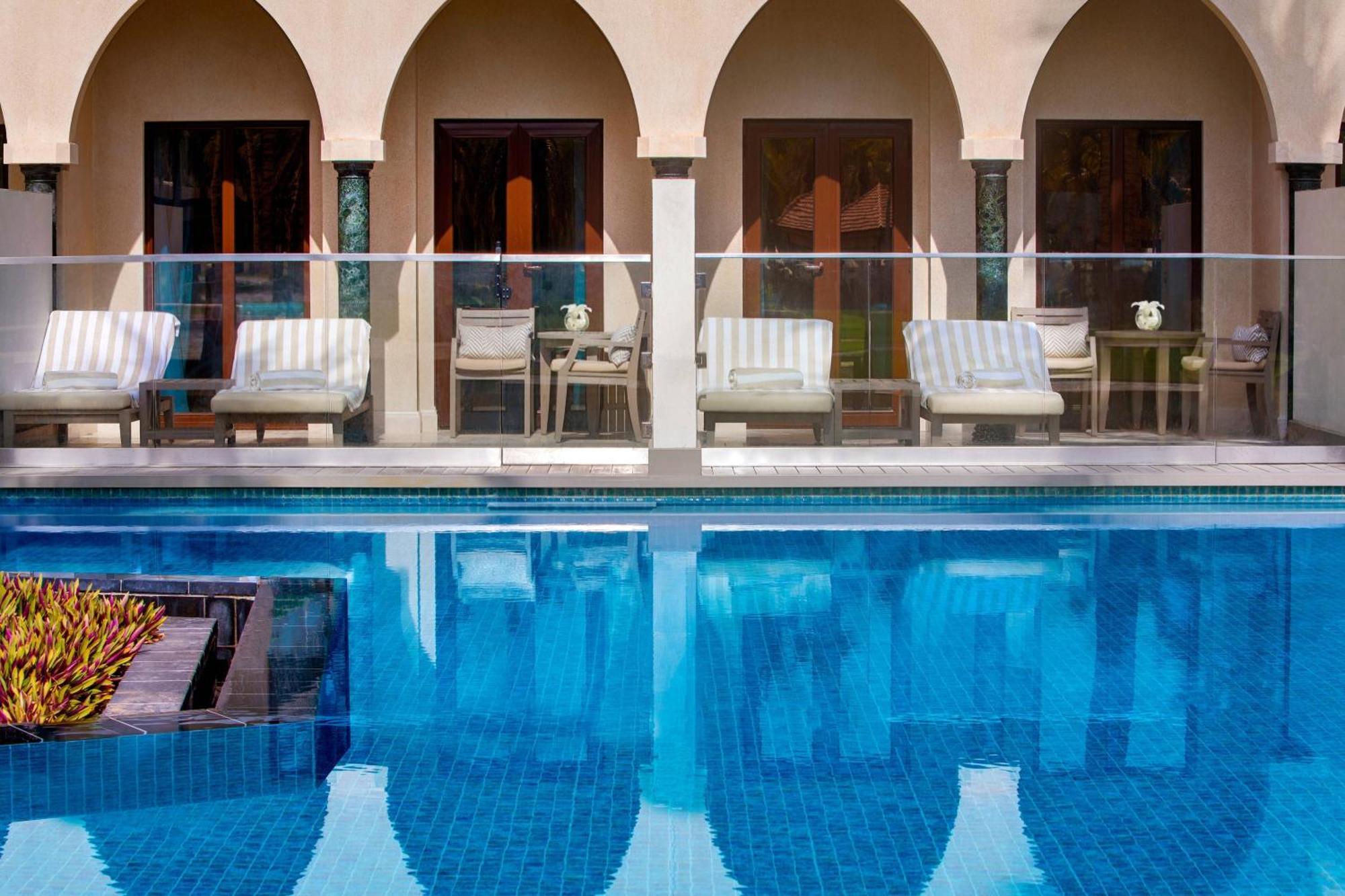 Al Bustan Palace, A Ritz-Carlton Hotel Маскат Екстериор снимка The swimming pool at the hotel