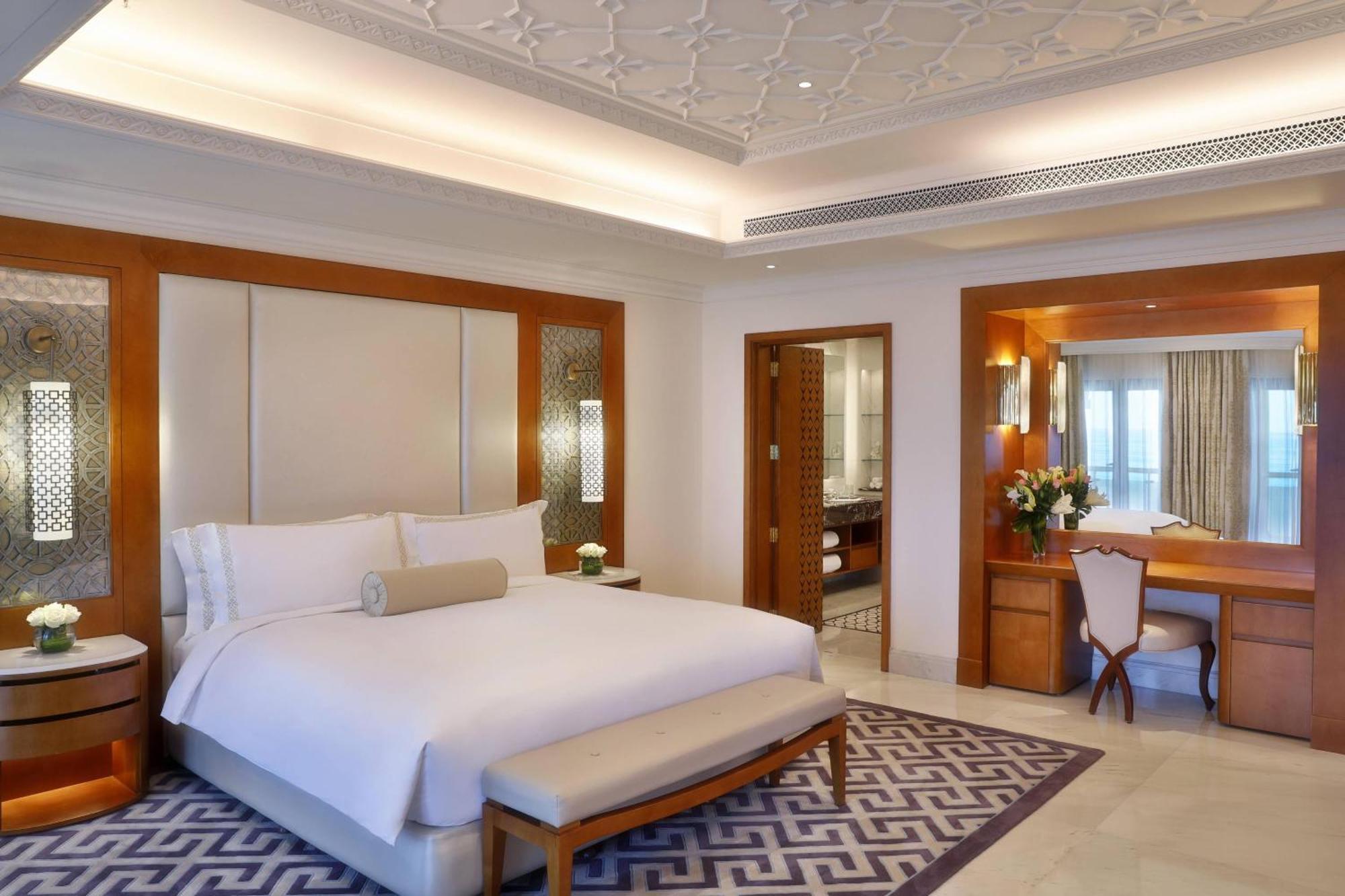 Al Bustan Palace, A Ritz-Carlton Hotel Маскат Екстериор снимка A bedroom at the Taj Mahal Palace