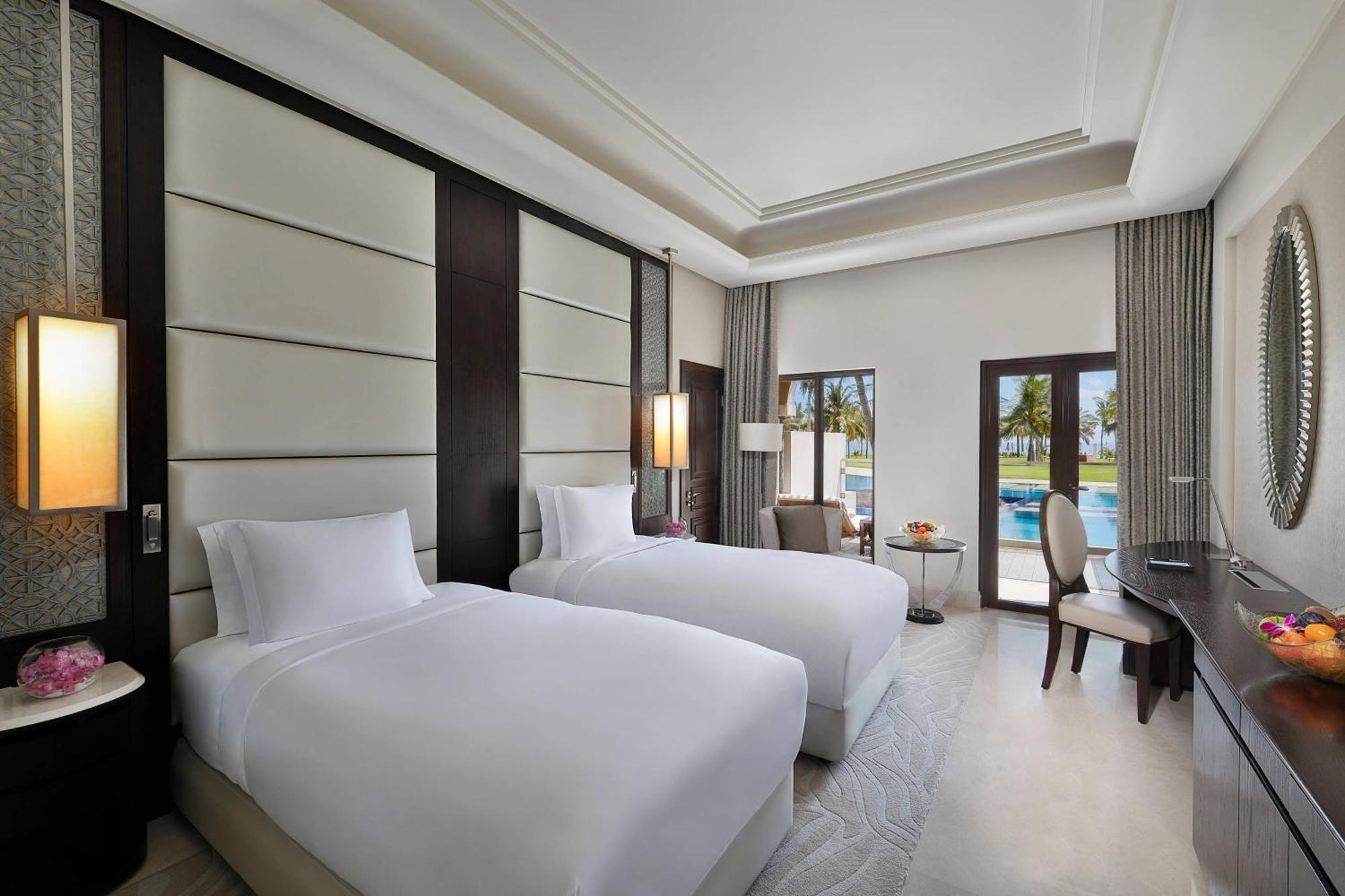 Al Bustan Palace, A Ritz-Carlton Hotel Маскат Екстериор снимка Deluxe Pool Access Room