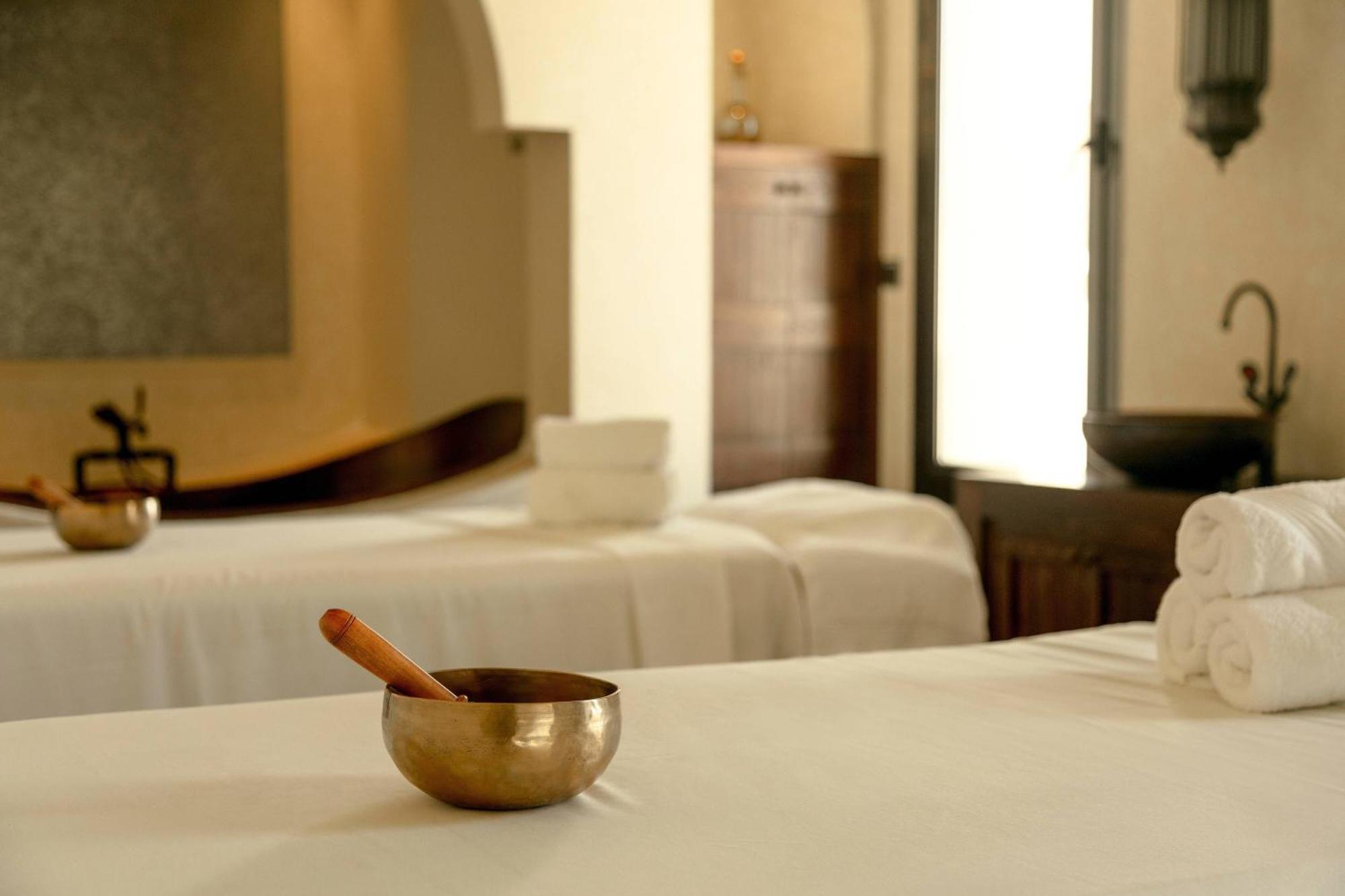 Al Bustan Palace, A Ritz-Carlton Hotel Маскат Екстериор снимка A singing bowl