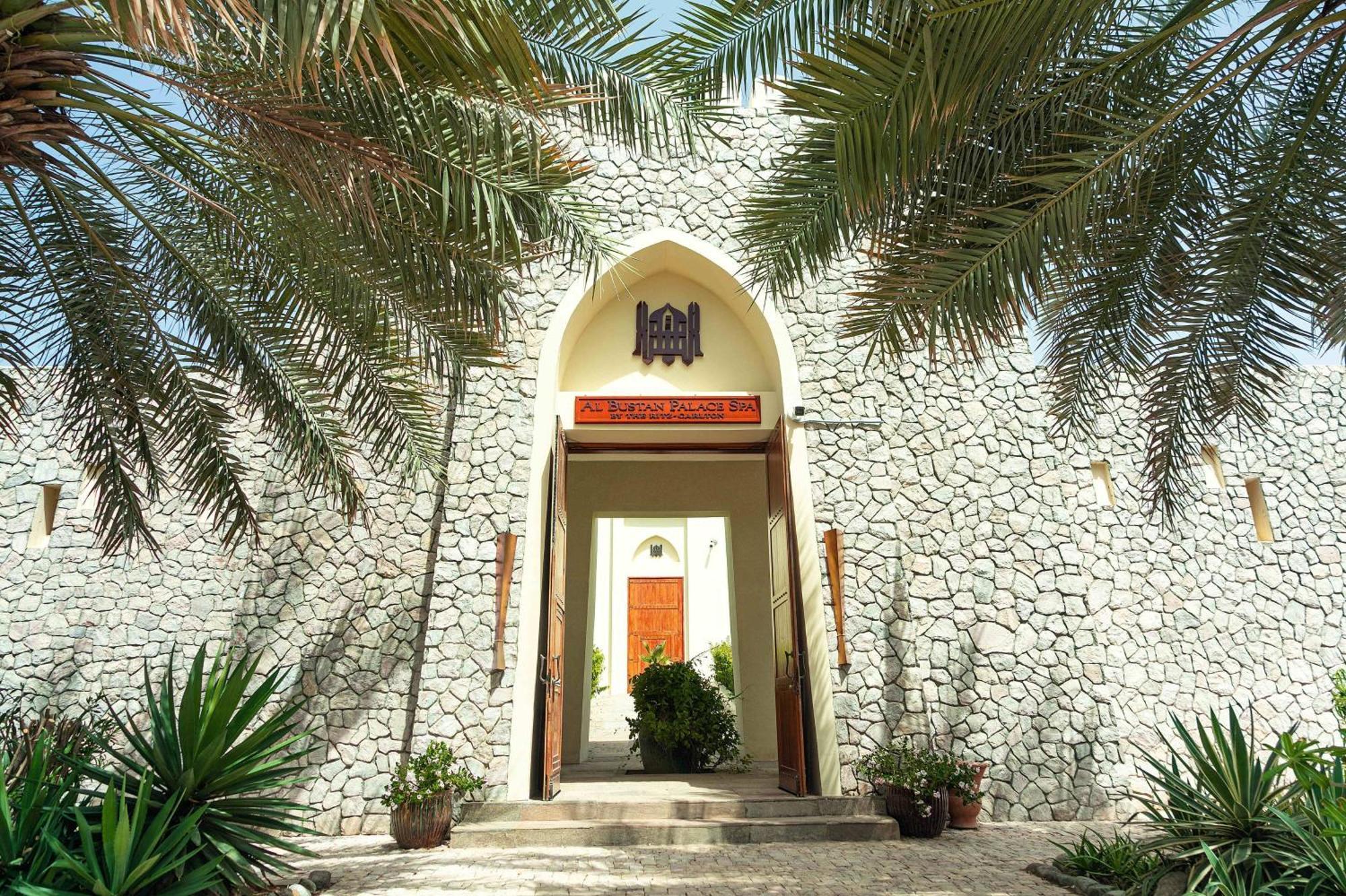 Al Bustan Palace, A Ritz-Carlton Hotel Маскат Екстериор снимка The entrance of the museum