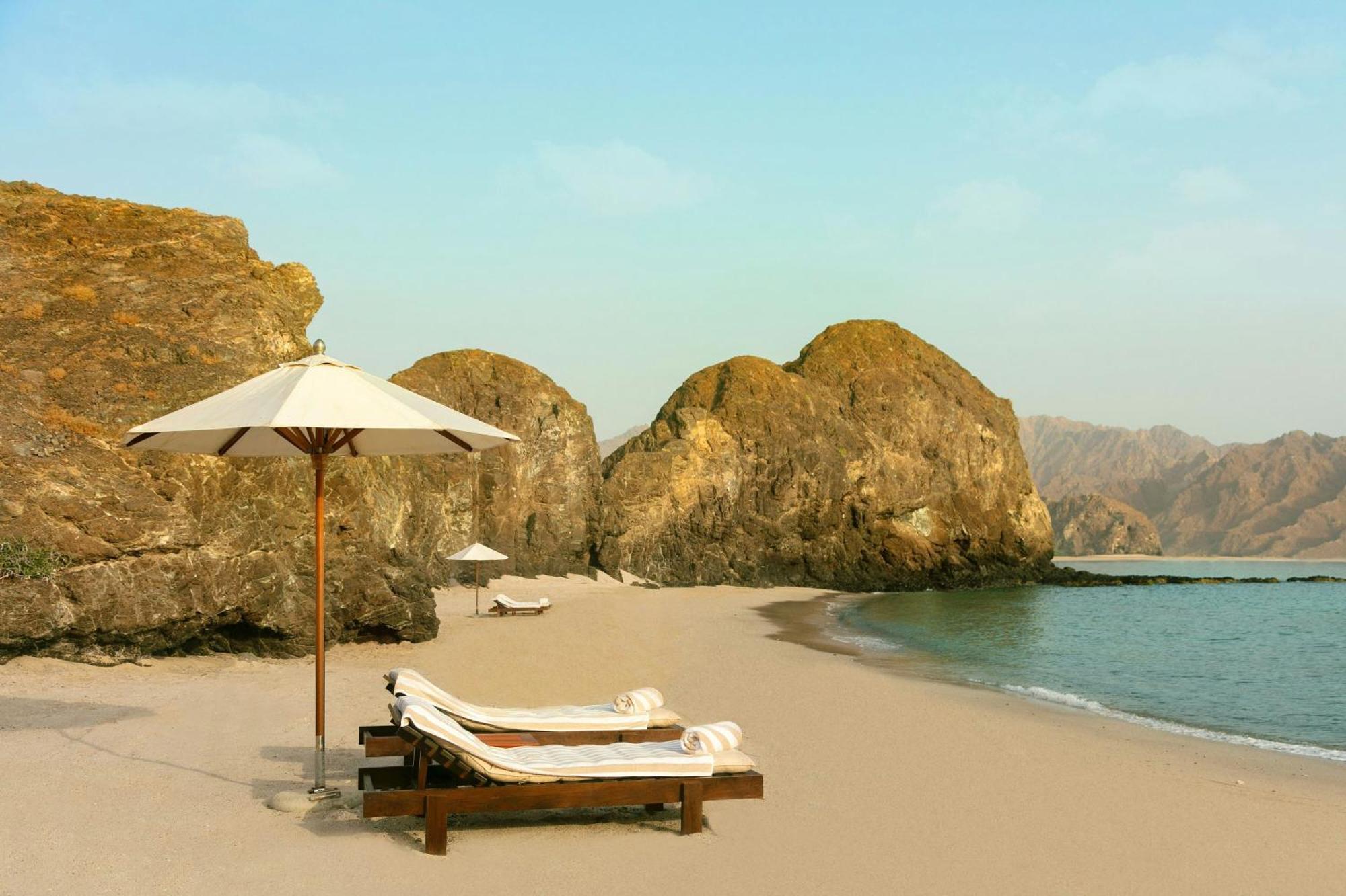Al Bustan Palace, A Ritz-Carlton Hotel Маскат Екстериор снимка Beach at the Chedi Muscat