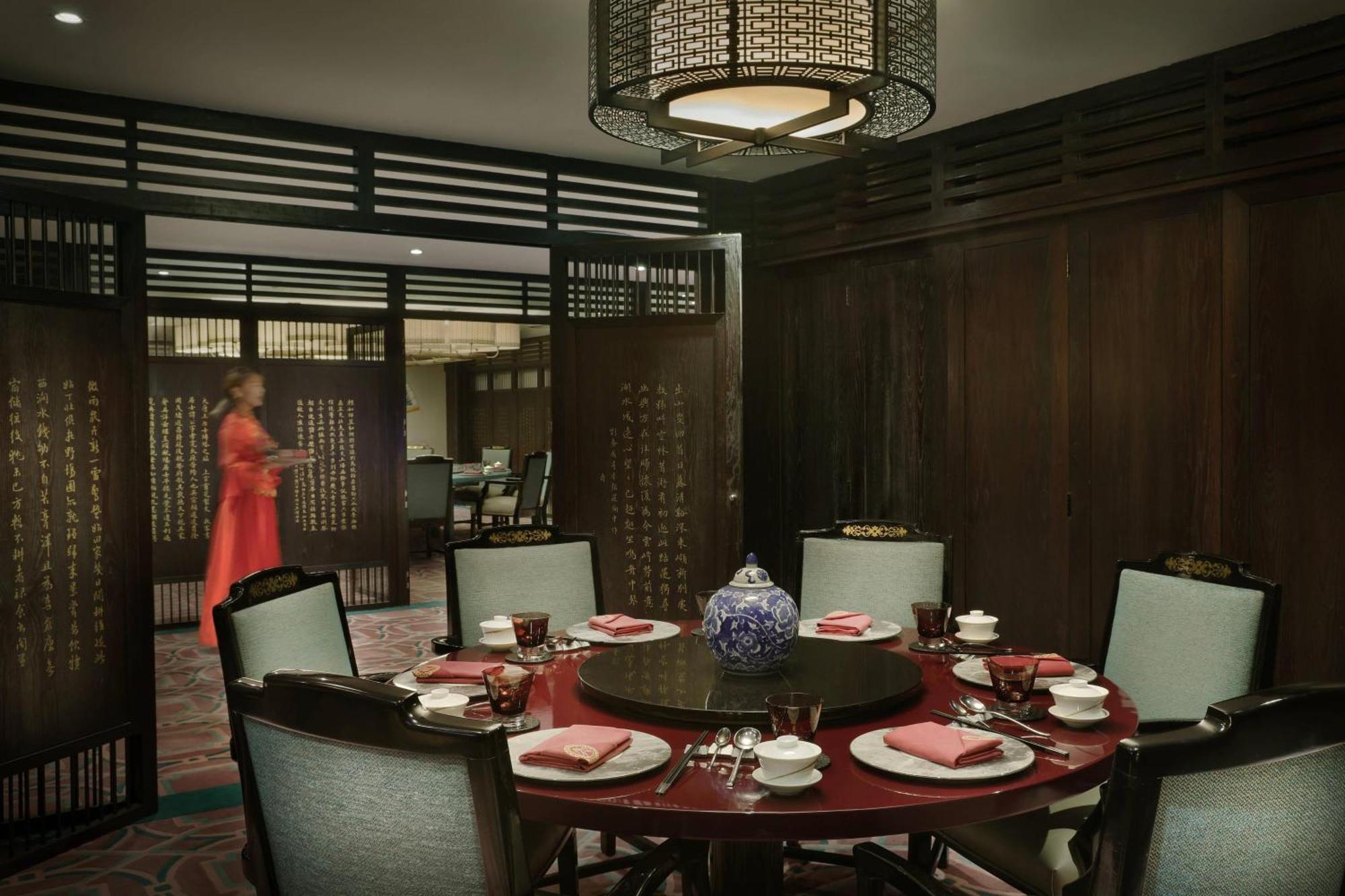 Al Bustan Palace, A Ritz-Carlton Hotel Маскат Екстериор снимка A private dining room at the restaurant