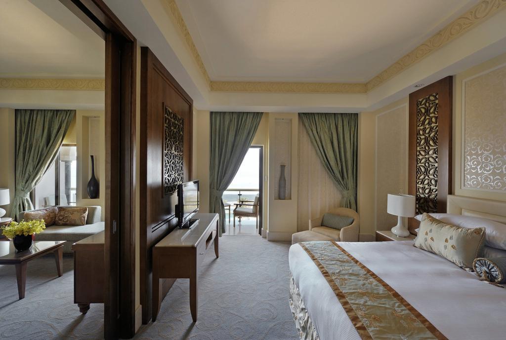 Al Bustan Palace, A Ritz-Carlton Hotel Маскат Стая снимка A guest room at the Jumeirah Emirates Towers Hotel