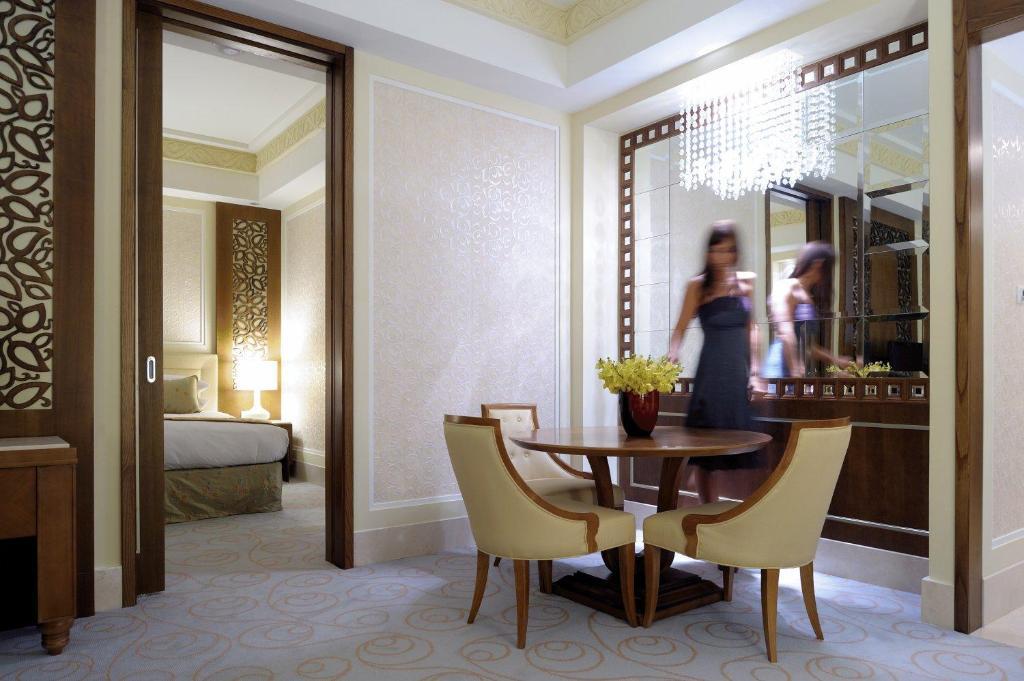 Al Bustan Palace, A Ritz-Carlton Hotel Маскат Стая снимка A suite at the Four Seasons Hotel, London